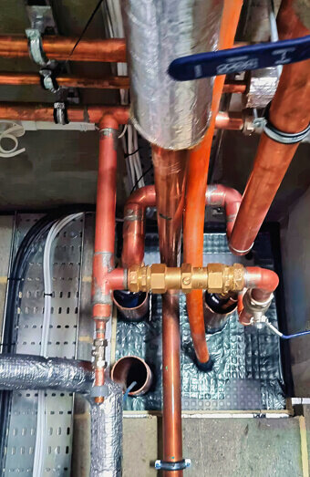 https://plumberhighgate.com.au/uploads/2025/06/commercial-plumbing-390382.jpg